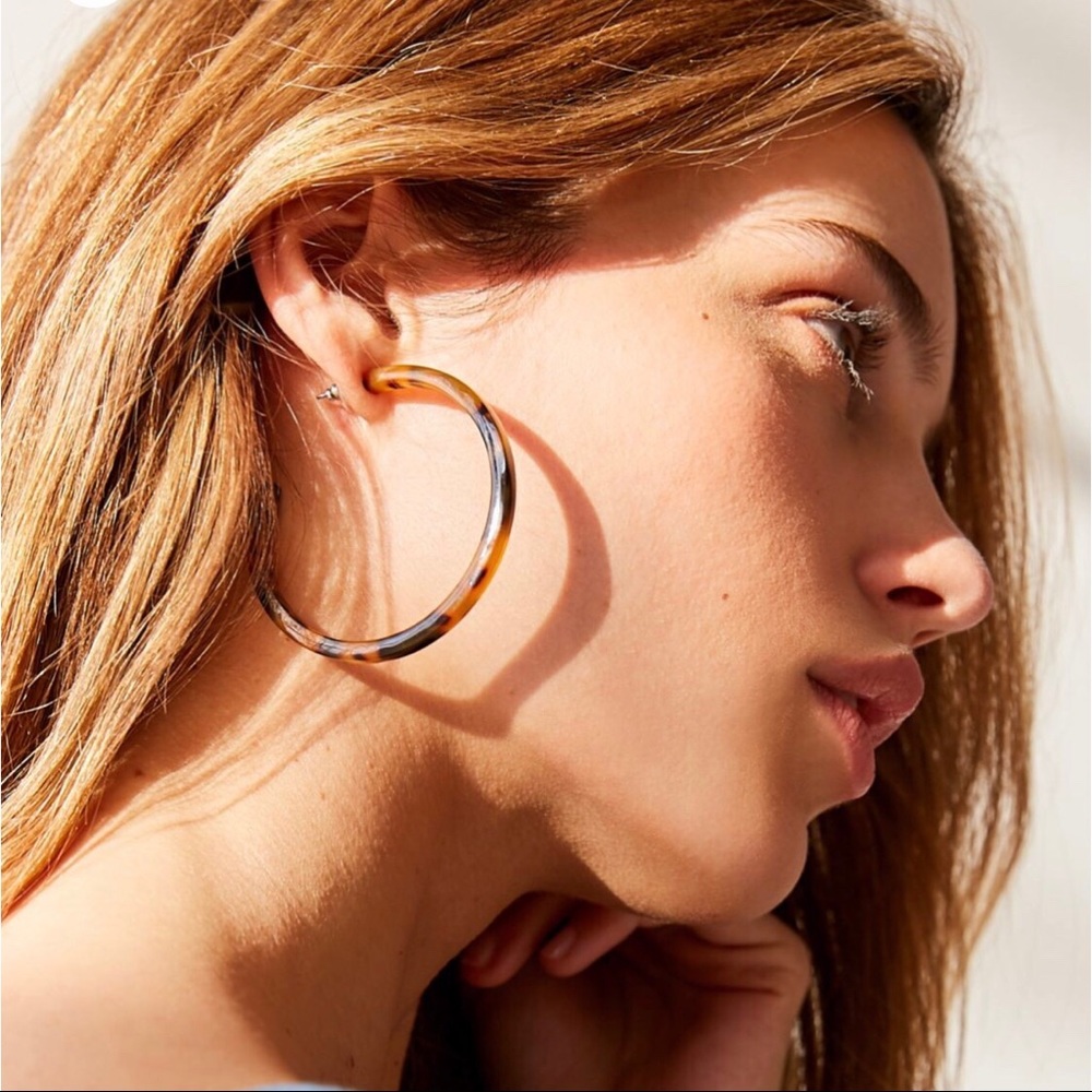 Resin Tatum Tortoise Hoop Earrings (Brown) - Picture 3 of 8